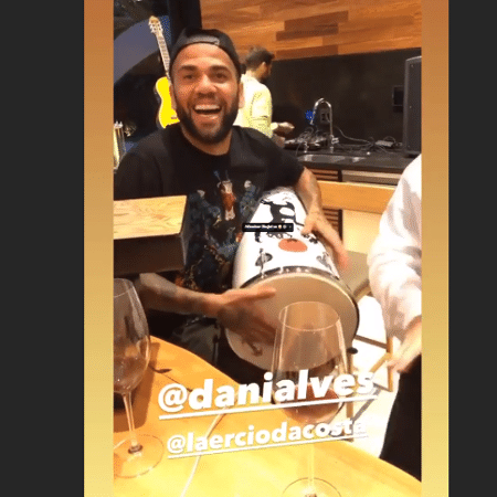 Daniel Alves publicou imagem tocando percussão em festa e causou polêmica entre torcedores - Reprodução/Instagram
