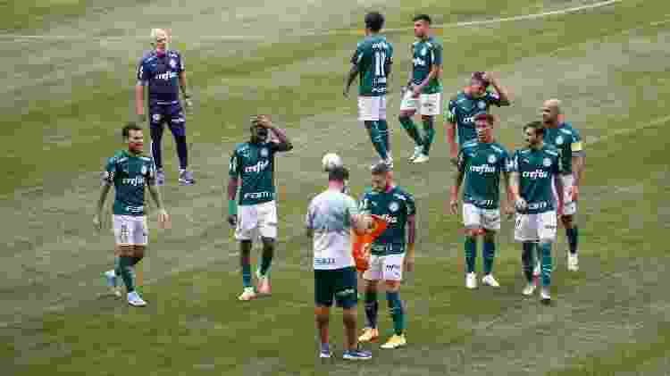Jogadores do Palmeiras aguardam entrada do Flamengo para o campo de jogo - Marcello Zambrana/AGIF - Marcello Zambrana/AGIF