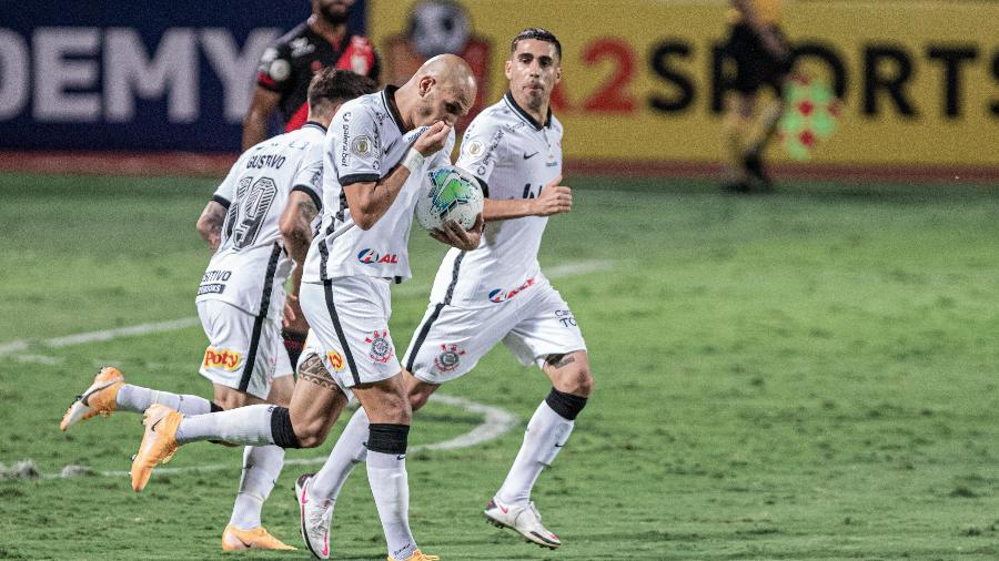 Fábio Santos comemora seu gol diante do Atlético-GO -  Heber Gomes/AGIF