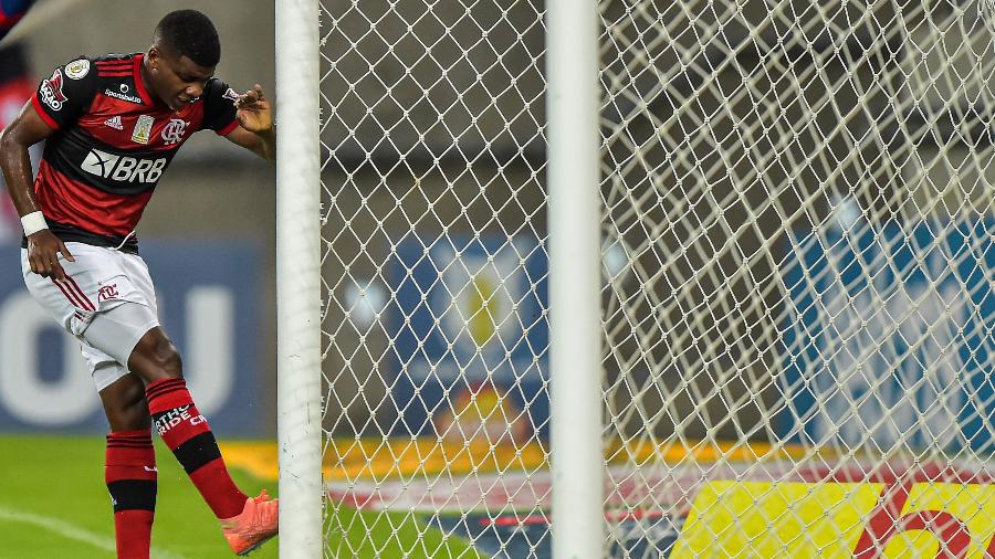 Lincoln lamenta gol perdido durante Flamengo x Atlético-GO - Thiago Ribeiro/AGIF