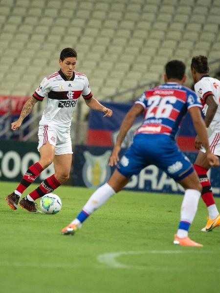 Pedro tenta superar o sistema defensivo do Fortaleza  - Alexandre Vidal/ Flamengo 