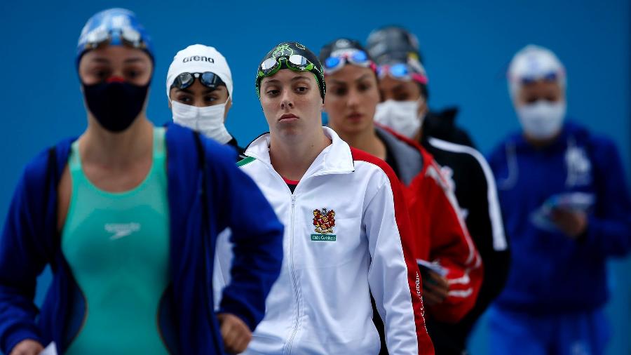 Atletas se preparam para entrar na água na seletiva olímpica da natação - Satiro Sodré/SSPress/CBDA