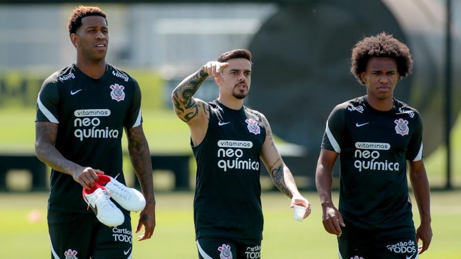 Gil, Fagner e Willian, durante treino do Corinthians, no CT Joaquim Grava - Rodrigo Coca/Agência Corinthians