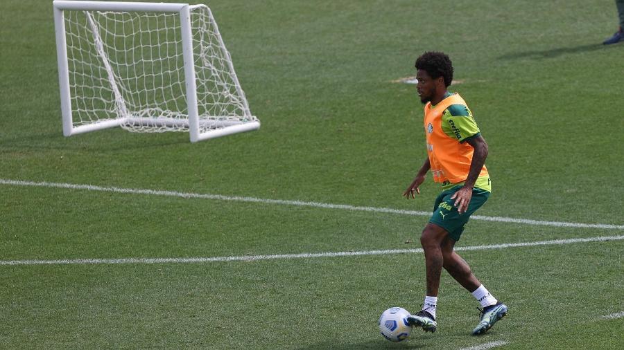 Luiz Adriano em ação em treino do Palmeiras na Academia de Futebol - Cesar Greco/Palmeiras