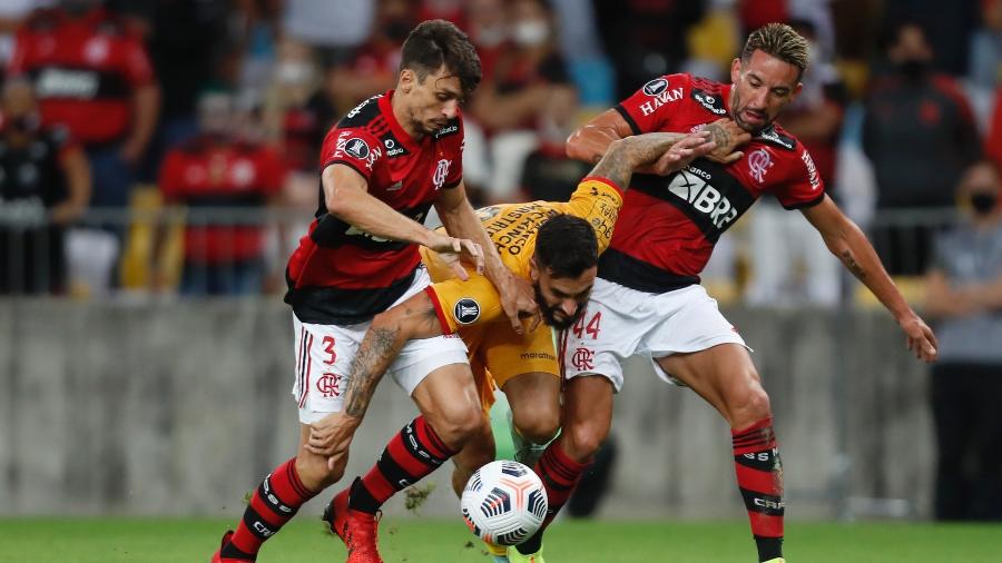 Rodrigo Caio e Isla marcam jogador do Barcelona-EQU em partida do Flamengo - Gilvan de Souza/CRF
