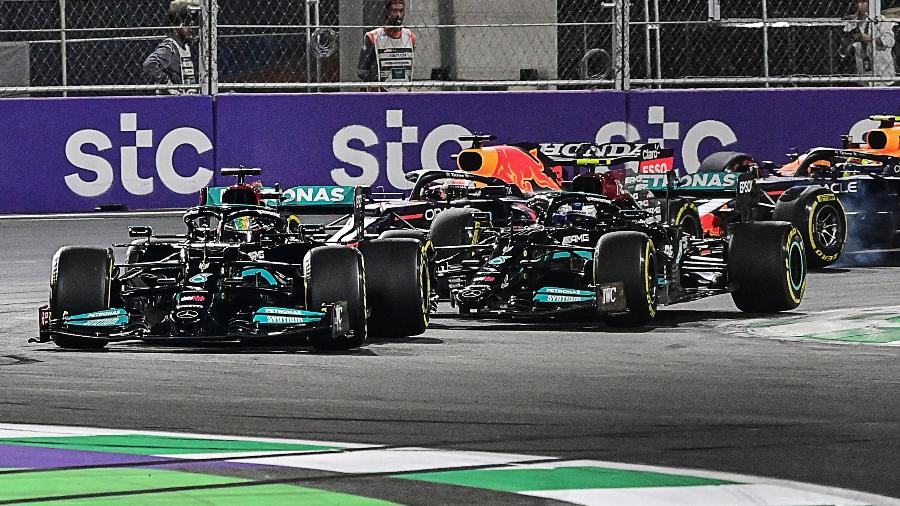 Lewis Hamilton (Mercedes) durante o GP da Arábia Saudita de Fórmula 1; britânico superou Max Verstappen (Red Bull) - ANDREJ ISAKOVIC / AFP