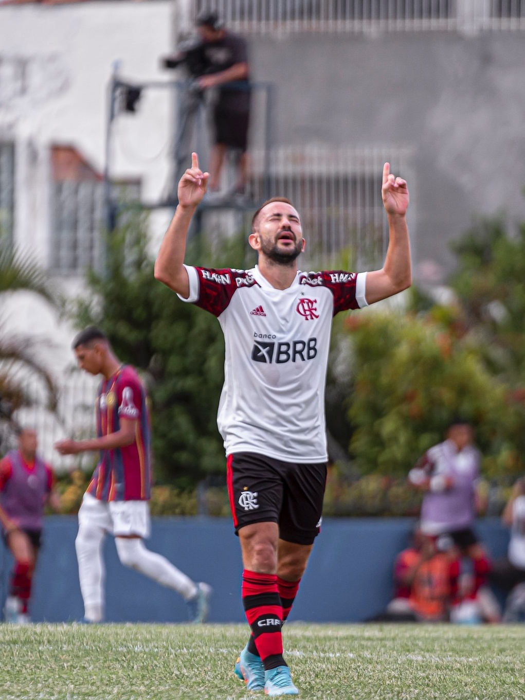 Para Everton Ribeiro, jogando 'feio ou bonito' importante agora é