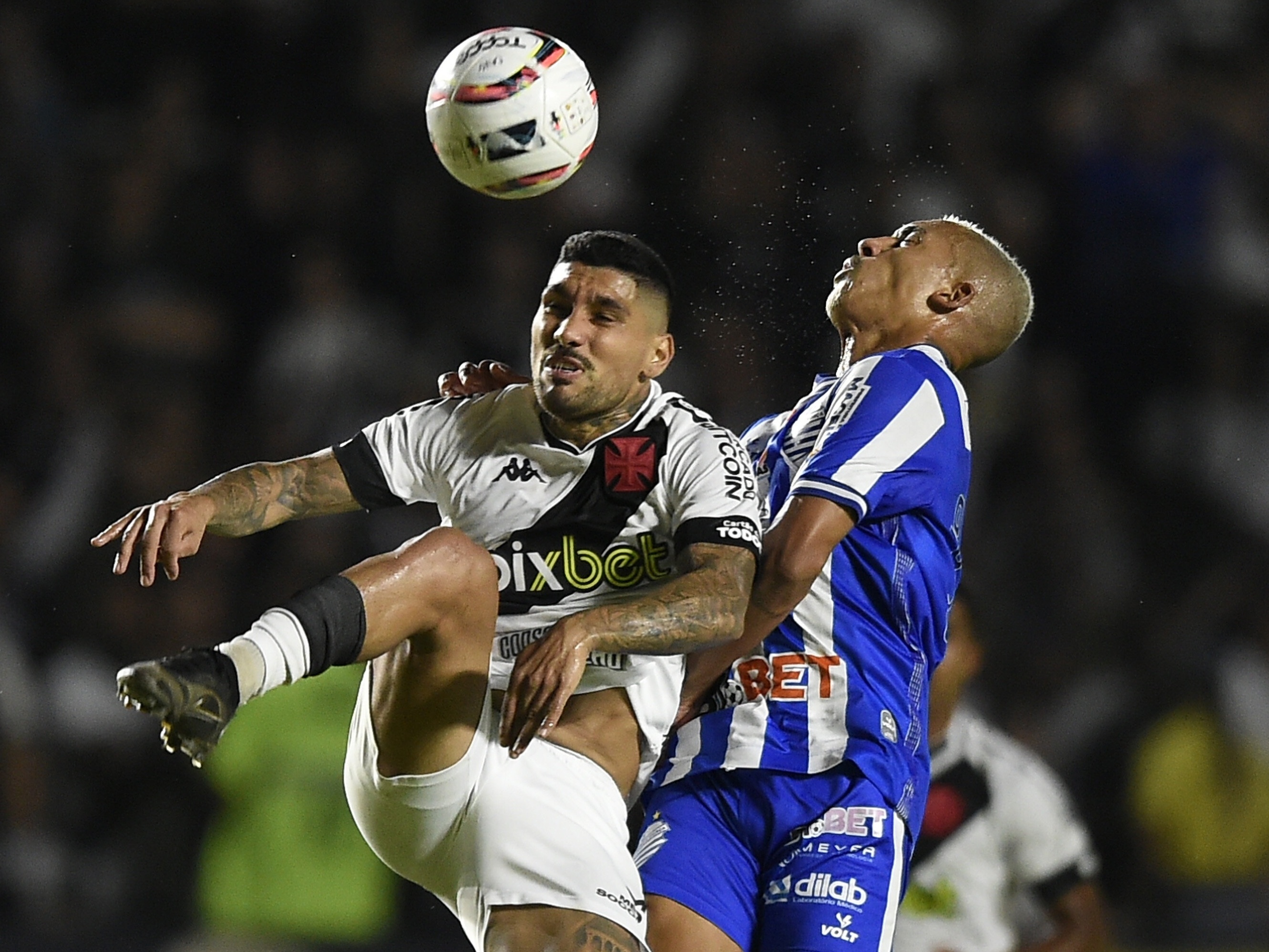 Juventus leva empate do Genoa e perde a chance de dormir na