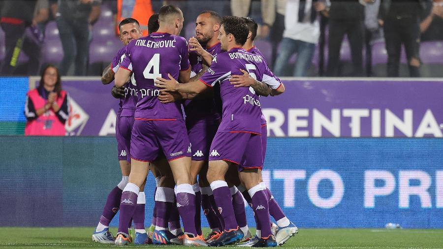 Jogadores da Fiorentina comememoram gol de Gonzalez sobre a Roma e jogo pelo Campeonato Italiano - Gabriele Maltinti/Getty Images
