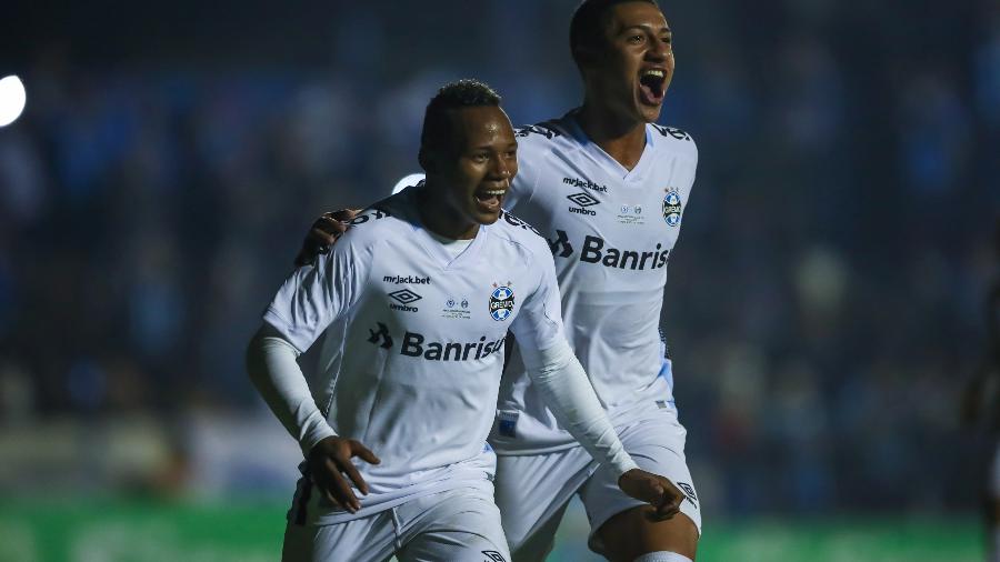 Jogadores do Grêmio celebram um dos gols na goleada sobre o Glória - LUCAS UEBEL/GREMIO FBPA