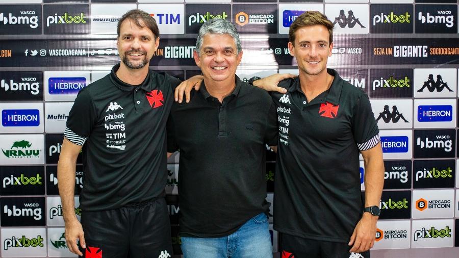 Maurício Souza, novo técnico do Vasco, ao lado de Carlos Brazil (centro) e do auxiliar João Correia (dir.) -  Daniel Ramalho / CRVG