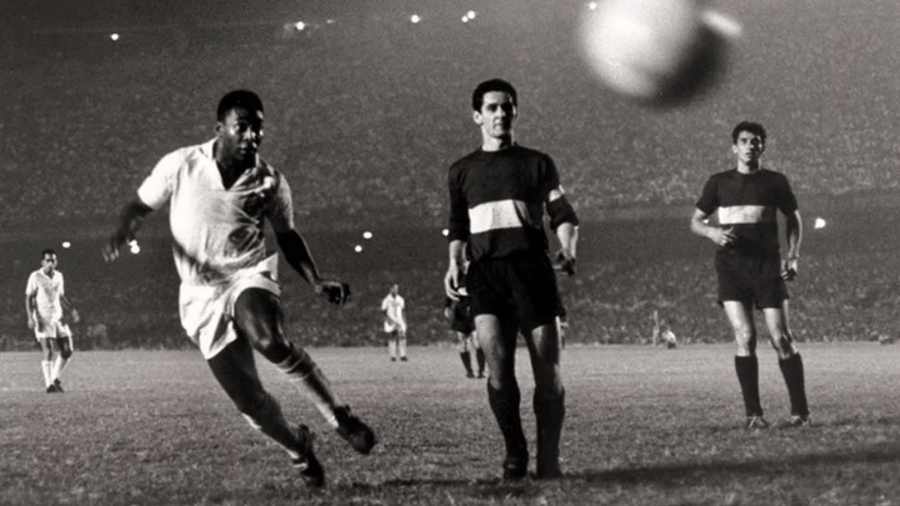 Pelé em ação contra o Boca Juniors, em foto de época - Santos / Acervo