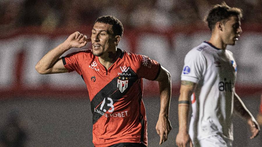 Baralhas comemora gol do Atlético-GO sobre o Nacional pela Sul-Americana -  Heber Gomes/AGIF