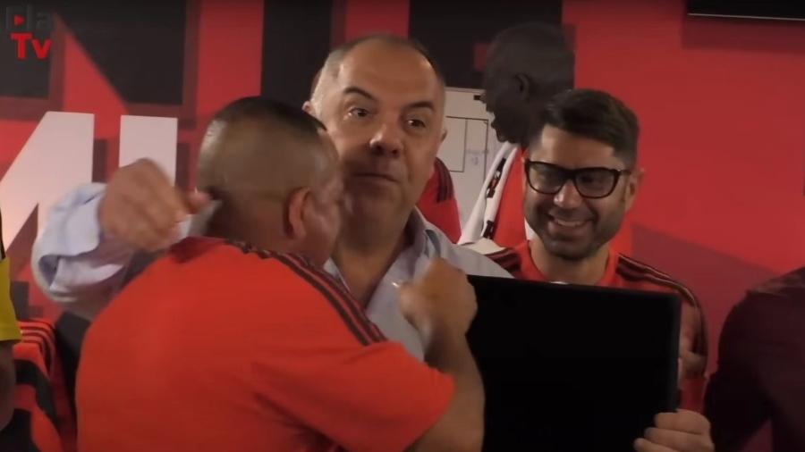 Roupeiro recebe homenagem pelos 30 anos de Flamengo - Reprodução/Youtube da FlaTV