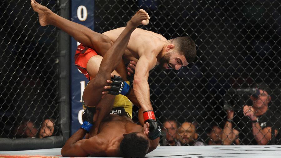 Francisco Figueiredo (de luvas azuis) foi derrotado por Amir Albazi no UFC 278 - Jeffrey Swinger-USA TODAY Sports