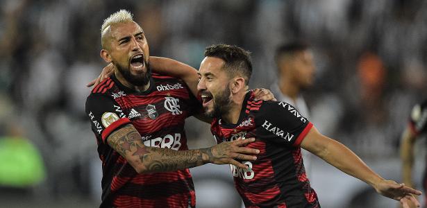 Vidal, do Flamengo, comemora gol contra o Botafogo pelo Brasileirão