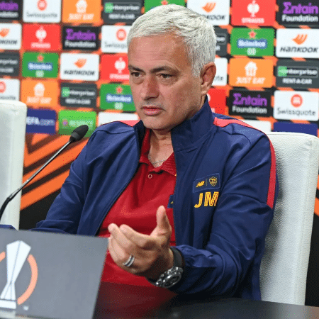 José Mourinho, técnico da Roma, lamentou que a Copa do Mundo do Qatar seja realizada no fim do ano - Divulgação/Roma