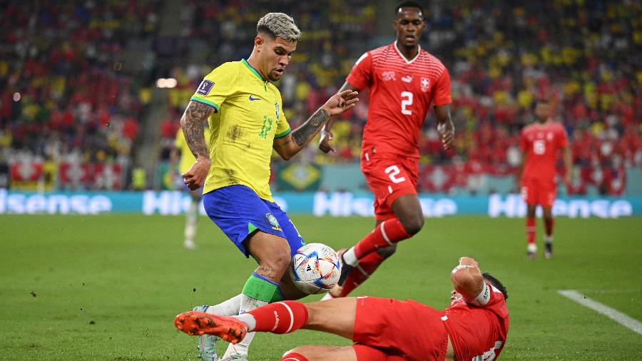 Placa com a marca Hisense é exibida durante partida entre Brasil e Suíça na Copa do Mundo do Qatar