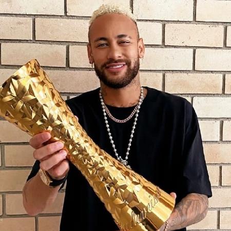 Neymar posou com troféu "Player of the History", dedicado a Pelé - Reprodução/Instagram