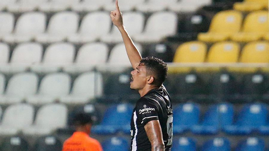 Tiquinho Soares comemora gol durante vitória do Botafogo sobre o Brasiliense na Copa do Brasil - Vitor Silva/Botafogo