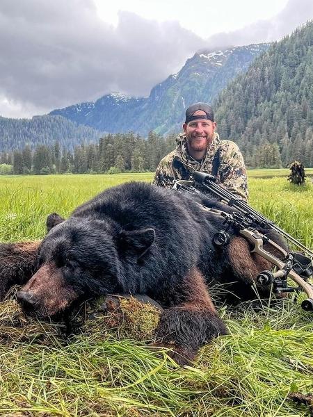 Carson Wentz, quarterback da NFL, com um urso-negro que matou durante caça - Reprodução/Instagram