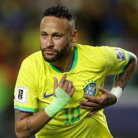 Neymar celebra gol do Brasil sobre a Bolívia em partida das Eliminatórias