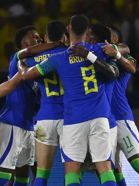Jogadores do Brasil comemoram após Martinelli abrir o placar contra a Colômbia, pelas Eliminatórias