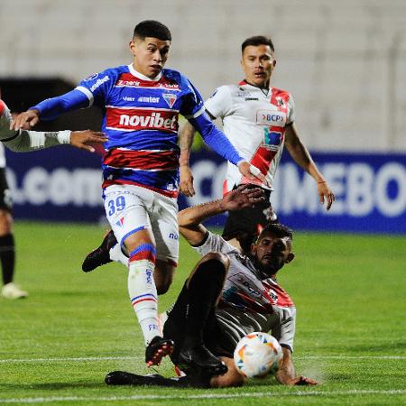 Machuca, do Fortaleza, tenta lance contra o Nacional Potosí em jogo válido pela Copa Sul-Americana