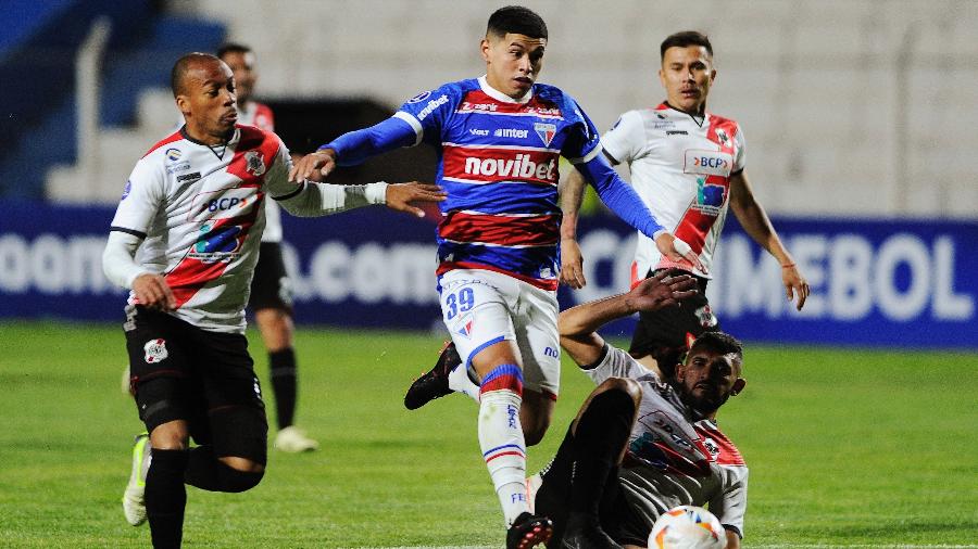 Machuca, do Fortaleza, tenta lance contra o Nacional Potosí em jogo válido pela Copa Sul-Americana