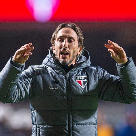 Zubeldía, técnico do São Paulo, na partida contra o Talleres, pela Libertadores