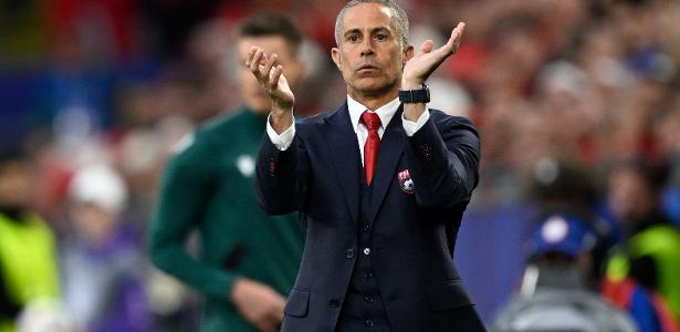 Renovação de contrato com Sylvinho: Seleção da Albânia mantém técnico experiente.