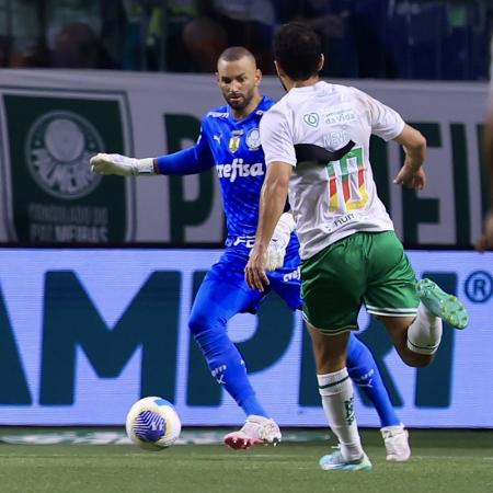 Weverton, goleiro do Palmeiras, em ação no jogo contra o Juventude, pelo Brasileirão