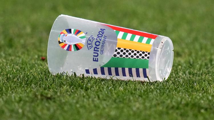 Copo de cerveja da Eurocopa é arremessado para dentro das quatro linhas