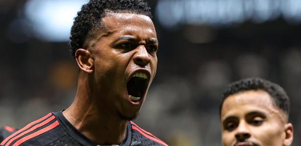 Flamengo barra interesse do Santos em contratar atacante Carlinhos no futebol.