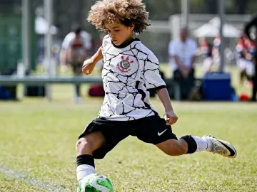 Minijoia do Corinthians de 10 anos é assediado como estrela até por rivais
