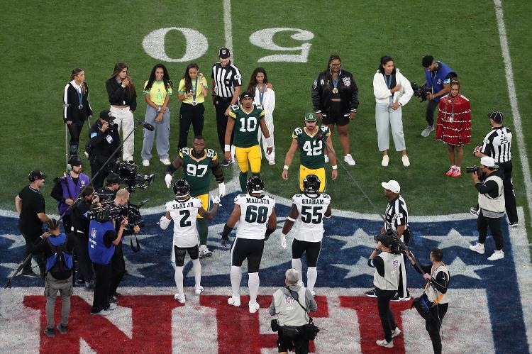 Medalhistas olímpicas marcaram presença durante jogo da NFL no Brasil