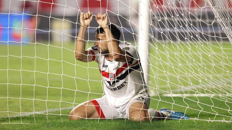 Calleri se lamenta durante São Paulo x Botafogo, jogo da Libertadores