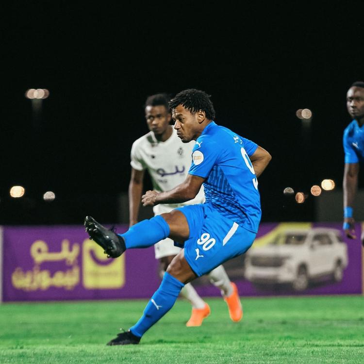 Romarinho durante jogo pelo Neom SC na segunda divisão do Campeonato Saudita