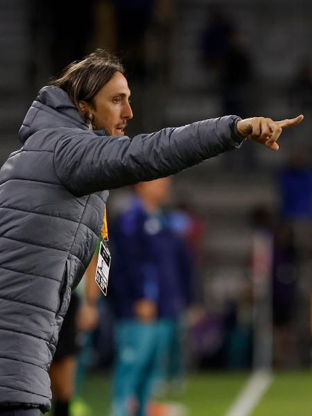 Luis Zubeldía, técnico do São Paulo, durante jogo contra o Cruzeiro