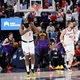 LeBron James marca 'double-double', mas Lakers perdem dos Clippers na NBA