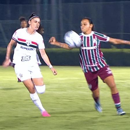 Bruna Calderan e Raquel Fernandes disputam bola em São Paulo x Fluminense, no Brasileirão feminino