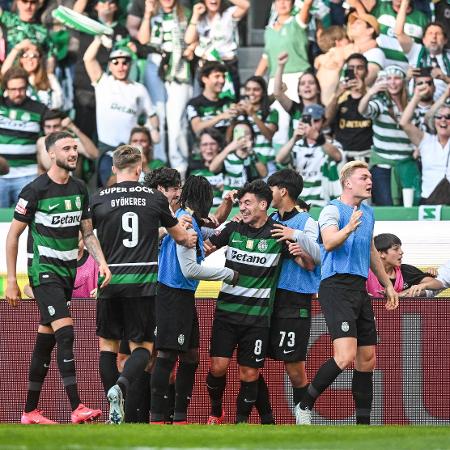 Jogadores do Sporting celebram perto dos torcedores após gol sobre o Vitória de Guimarães - Patricia DE MELO MOREIRA / AFP