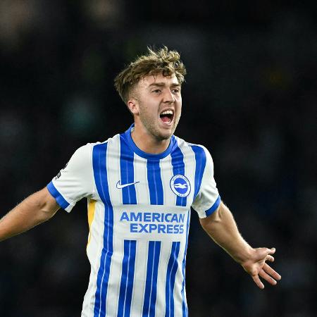 Jack Hinshelwood, do Brighton, comemora vitória sobre o Liverpool, no Campeonato Inglês Jack Hinshelwood, do Brighton, comemora vitória sobre o Liverpool, no Campeonato Inglês