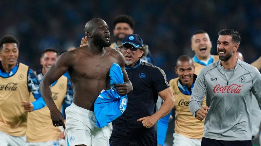 Lukaku comemora gol do Napoli sobre o Cagliari em jogo do Campeonato Italiano Lukaku comemora gol do Napoli sobre o Cagliari em jogo do Campeonato Italiano