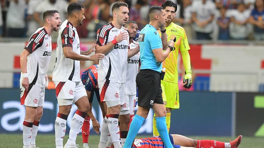 Danilo, do Flamengo, é expulso em jogo contra o Bahia pelo Brasileirão Danilo, do Flamengo, é expulso em jogo contra o Bahia pelo Brasileirão