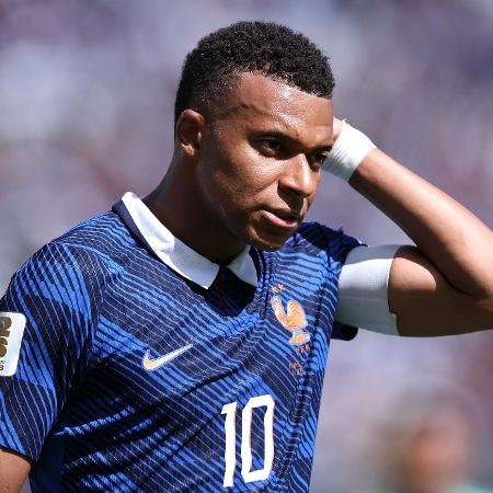 Mbappé em ação durante jogo entre França e Senegal na Copa do Mundo