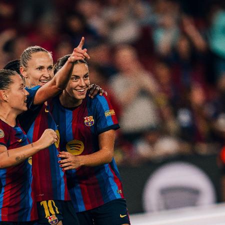 Jogadoras do Barcelona comemoram goleada por 7 a 0 diante do Real Madrid