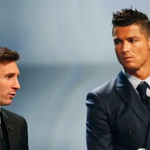 Messi e Cristiano Ronaldo durante premiação, em Mônaco - Eric Gaillard/Reuters