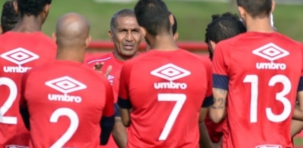 Cristóvão Borges conversa com jogadores durante treino no Atlético-PR - Gustavo Oliveira/Site Oficial do Atlético-PR