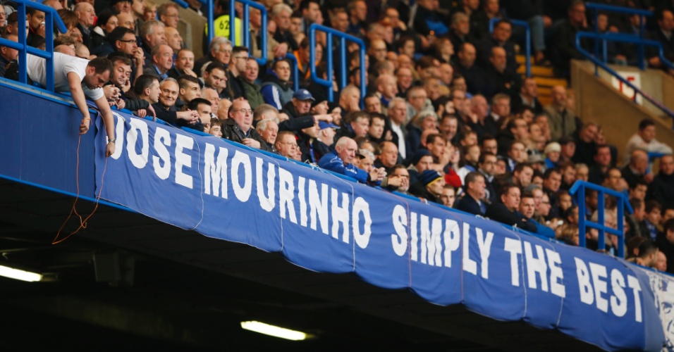 Torcida do Chelsea leva faixas e cartazes a Stamford Bridge para o jogo entre Chelsea e Sunderland pelo Campeonato Inglês. Nas manifestações, críticas à diretoria do clube e apoio ao técnico José Mourinho, demitido na quinta-feira